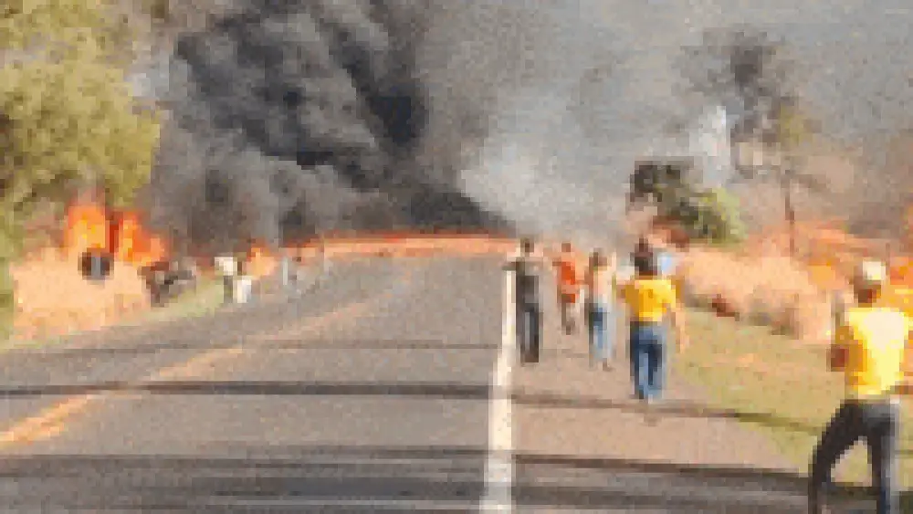 Acidente com carretas-tanque interdita BR-163 e deixa 3 feridos graves
