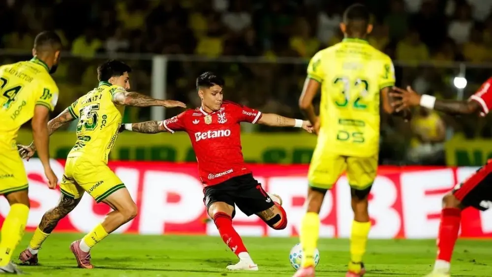 Flamengo goleia Mirassol e cola no líder Palmeiras no Brasileirão