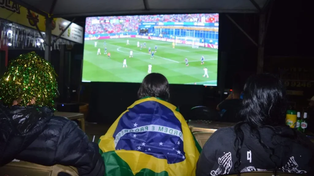 Mesa de bar vira Copa com telão na periferia de Campo Grande