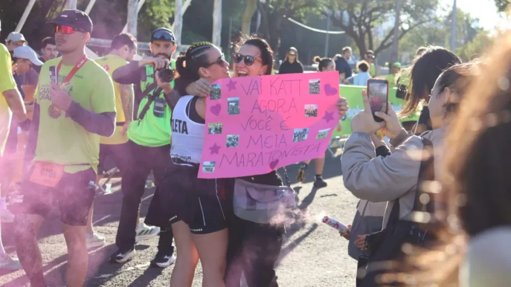 Amigos na chegada fazem diferença na Maratona de Campo Grande