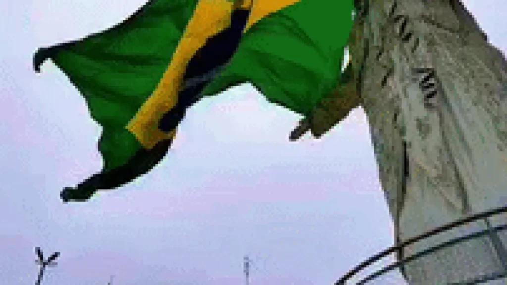 Cristo Rei do Pantanal ganha bandeirão do Brasil em apoio à Seleção