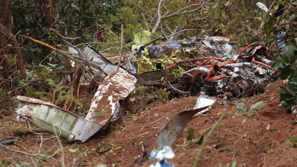 Queda de avião sem caixa-preta: investigação usa destroços e clima