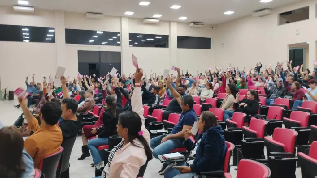 Professores rejeitam parcelamento e cobram reajuste integral em 2026