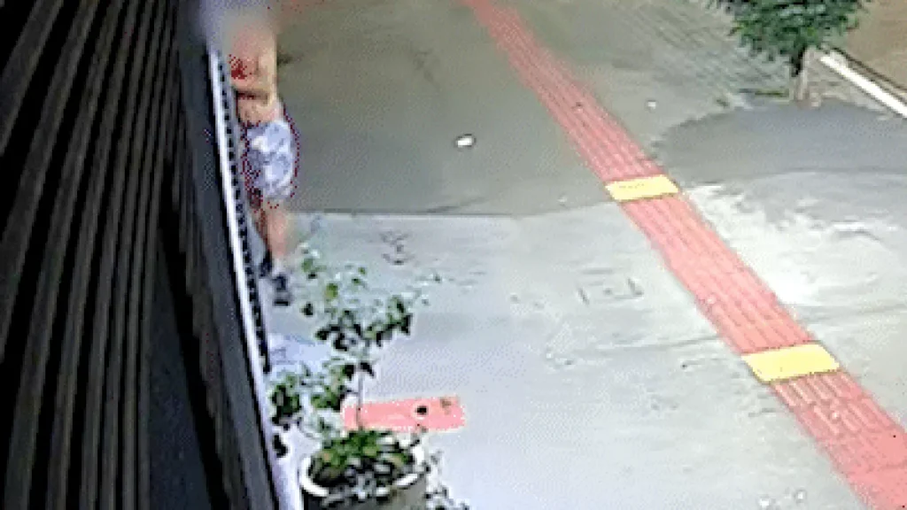 Homem morre a facadas e corre sangrando por uma quadra antes de cair