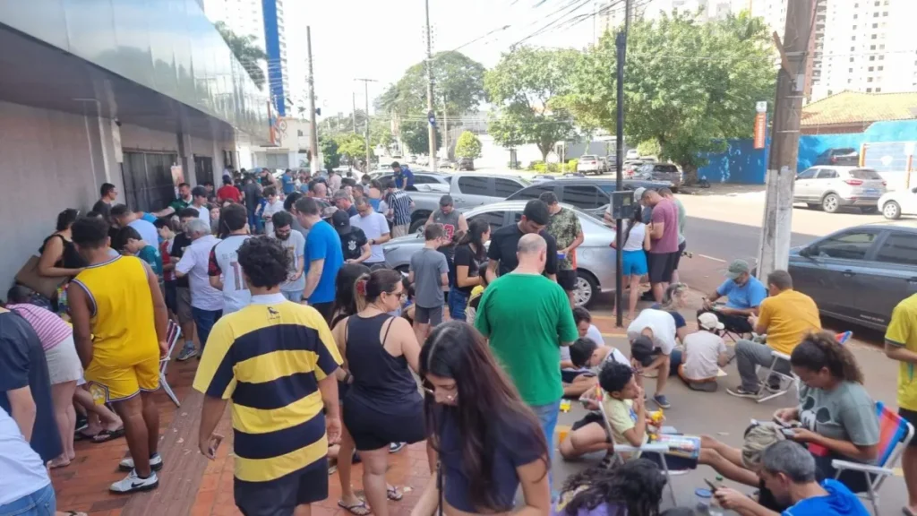 Brasil fora, mas febre das figurinhas da Copa continua