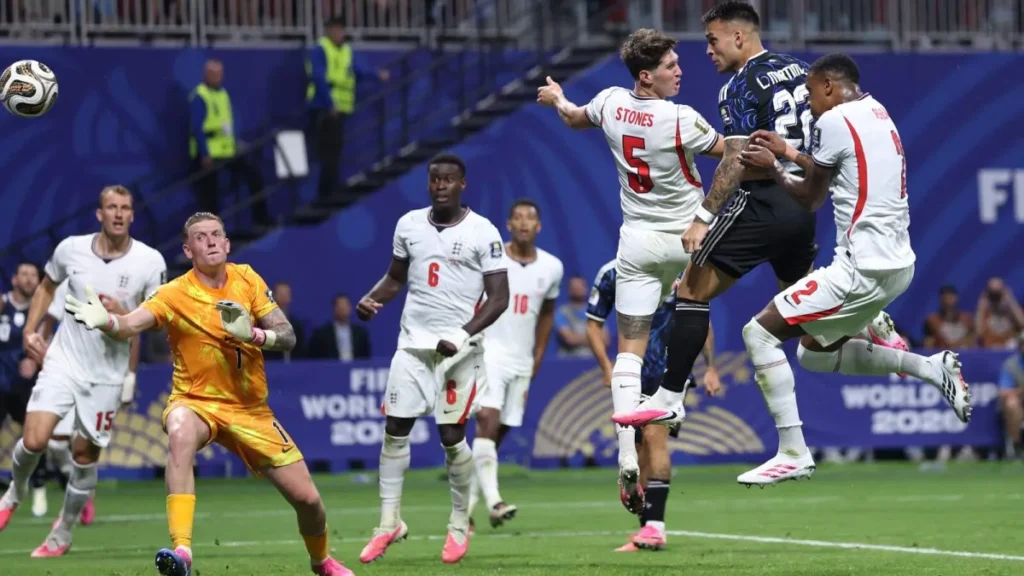 Argentina vira nos acréscimos e elimina Inglaterra na semi