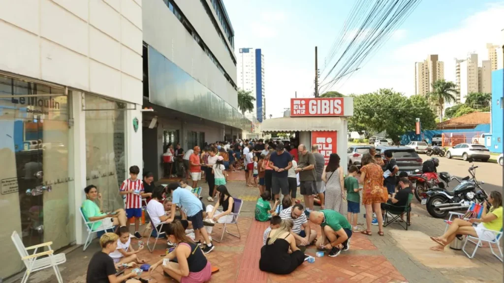 Corrida para completar álbum da Copa continua em Campo Grande