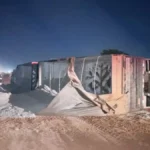 Carreta tomba após cair em desnível em obras na BR-163
