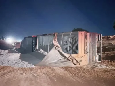 Carreta tomba após cair em desnível em obras na BR-163