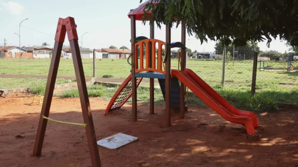 Praça de homenagem a menino morto segue abandonada e sem placa