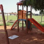 Praça de homenagem a menino morto segue abandonada e sem placa