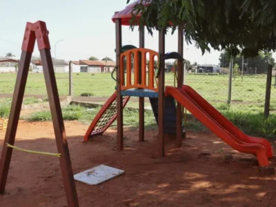 Praça de homenagem a menino morto segue abandonada e sem placa