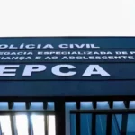 Irmãos de 4 e 7 anos são resgatados trancados e sem comida em CG