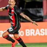 Vitória goleia Athletico-PR por 4 a 0 e avança na Copa do Brasil