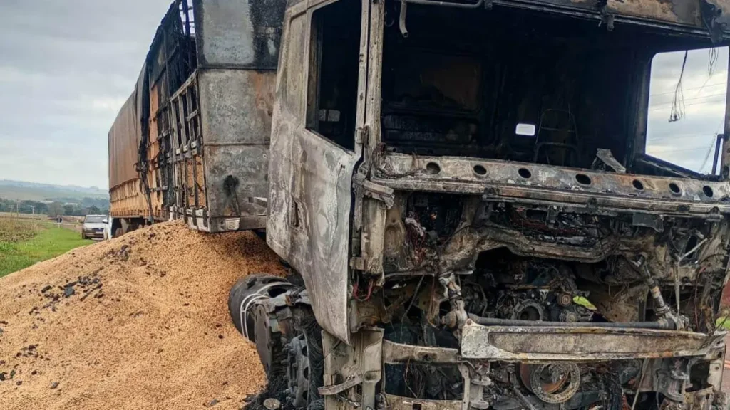 Carreta com soja explode em rodovia de MS e motorista escapa ileso