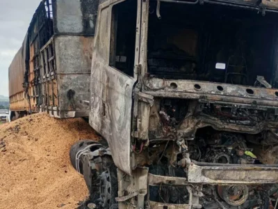 Carreta com soja explode em rodovia de MS e motorista escapa ileso