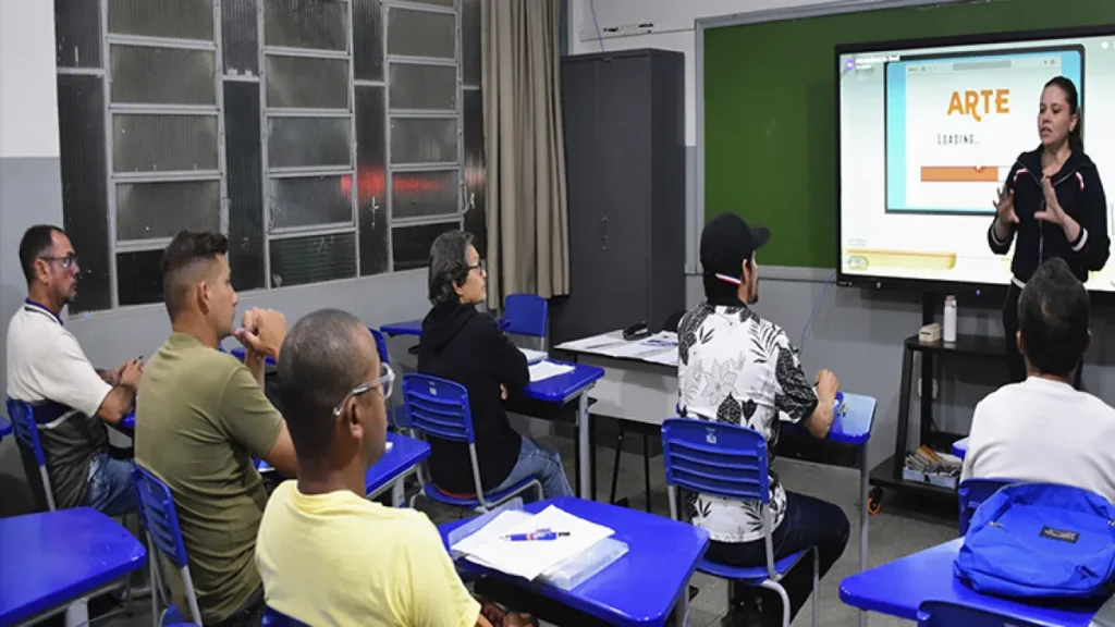 Trabalhadores conciliam obra e estudo para o futuro em Inocência