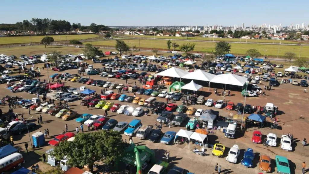 Retrocar MS: centenas de carros antigos na Praça do Papa