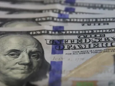 Dólar fecha semana a R$ 5,21 e sobe 1,88% com cautela eleitoral